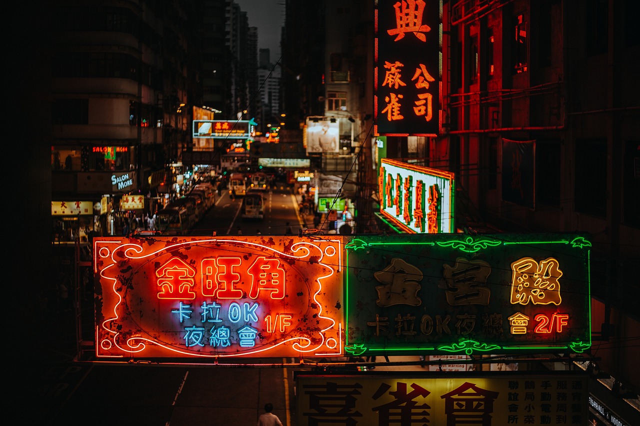 重庆排队吃轻轨，探寻独特的城市文化现象